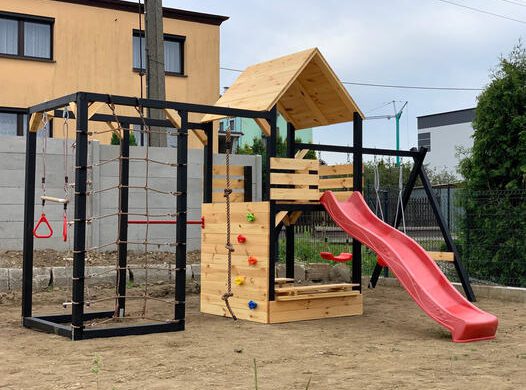 drewniany plac zabaw